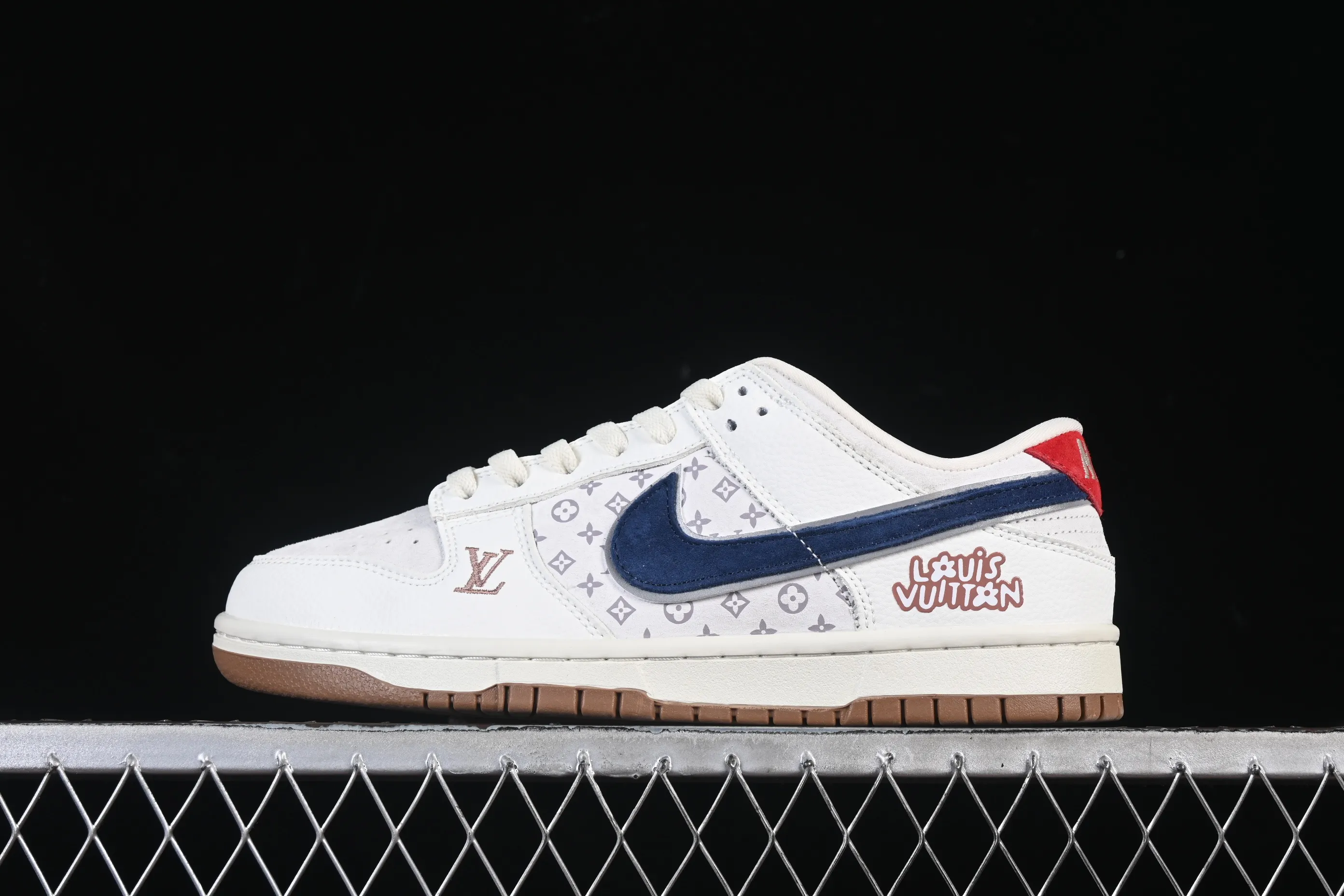 All categories Nk SB Dunk Series Nk SB Dunk Low High-end customized low-top sneakers Nike SB Dunk Low LV co-branded white brown High-end customized low-top casual sneakers YF9511-907